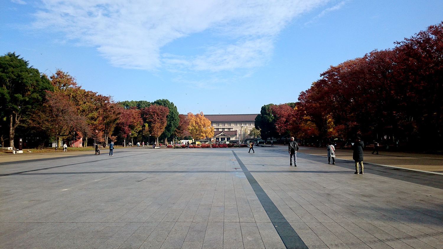 Ueno Koen Park / plaza of a fountain.