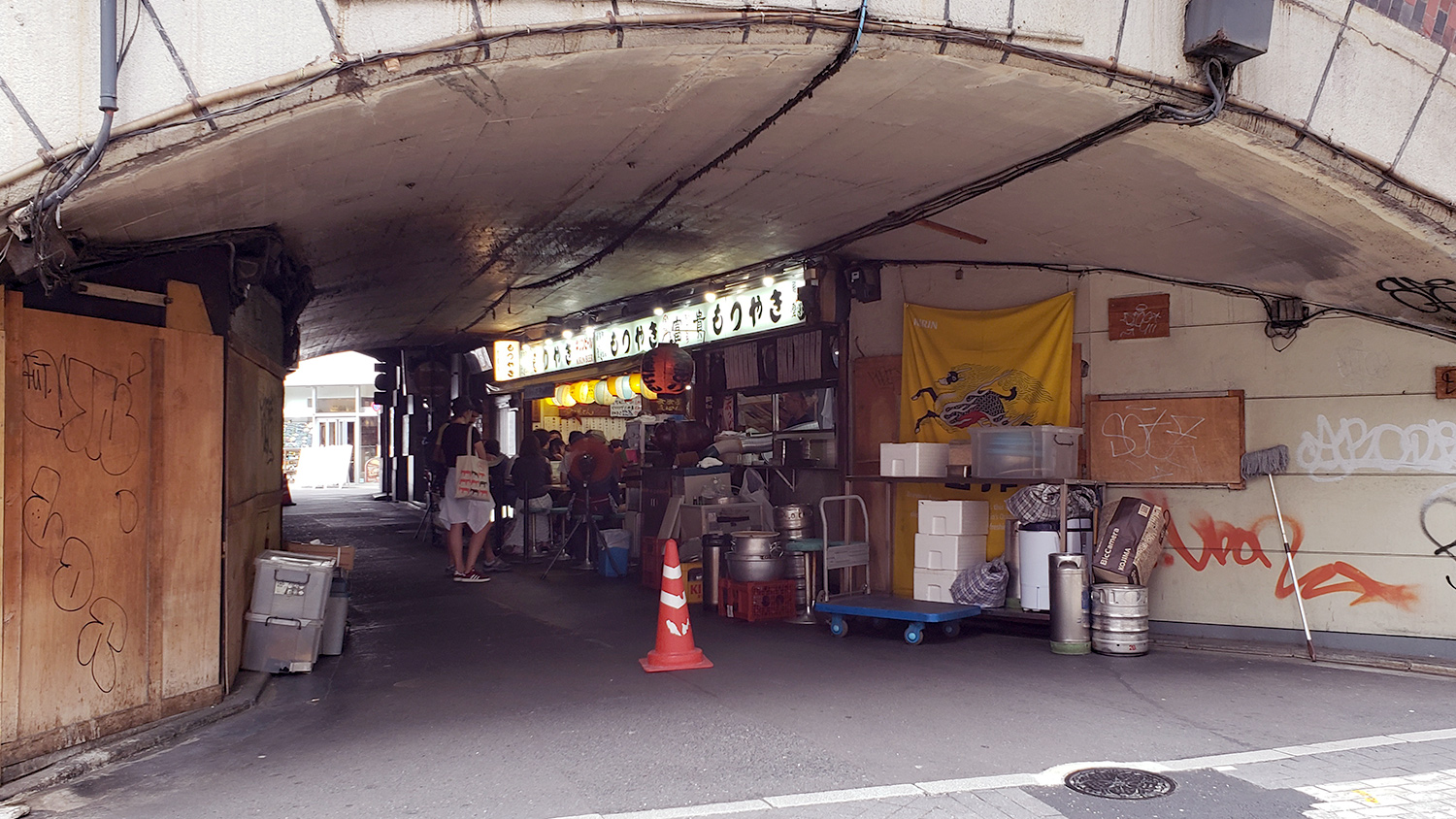 Tavern under railway viaduct of Yurakucho