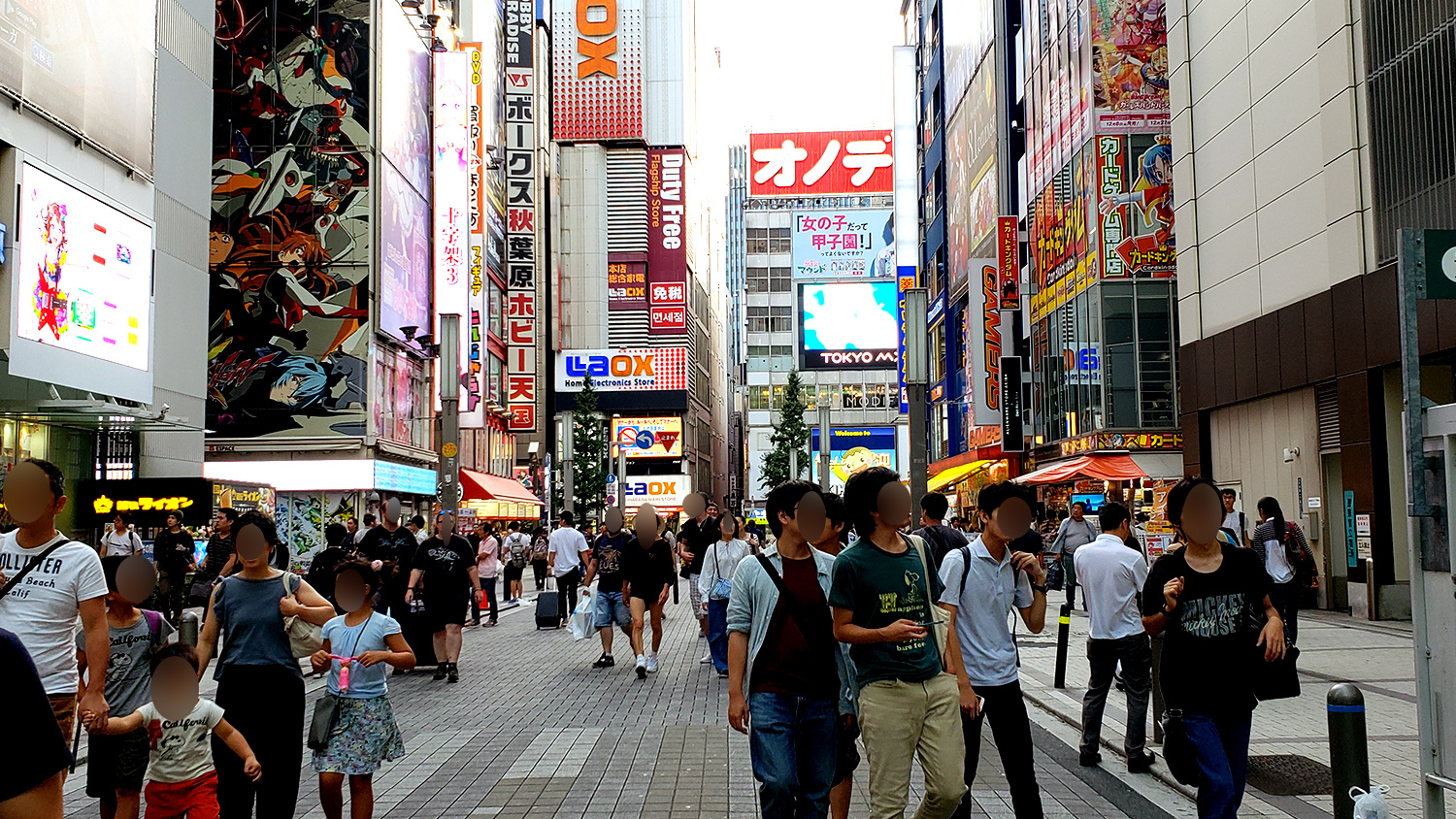 The front of the Akihabara Atre1 Gate (north side)